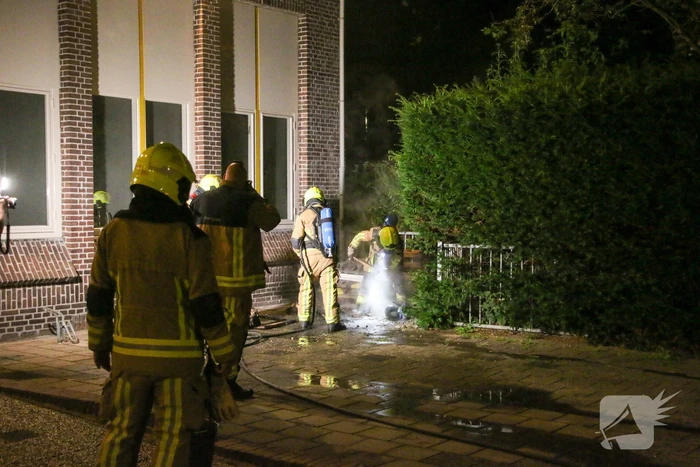 Brand naast gebouw snel onder controle