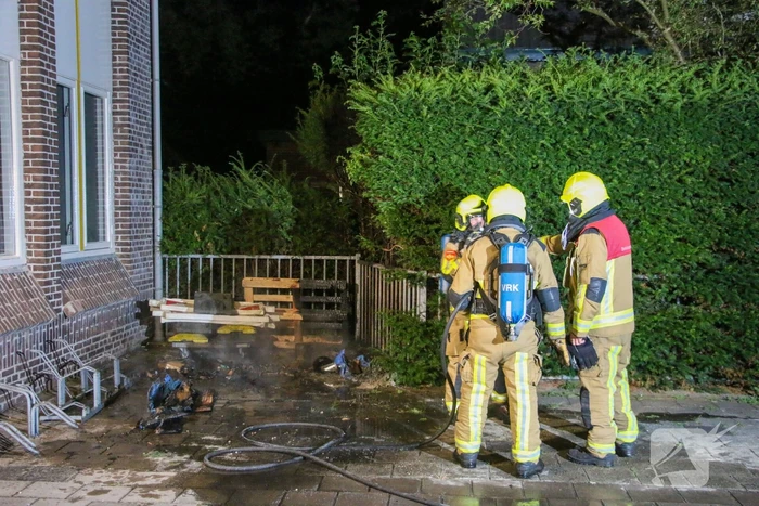 Brand naast gebouw snel onder controle
