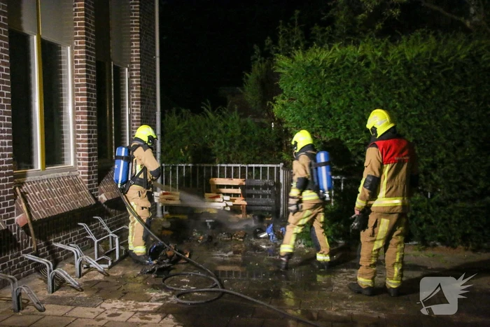 Brand naast gebouw snel onder controle