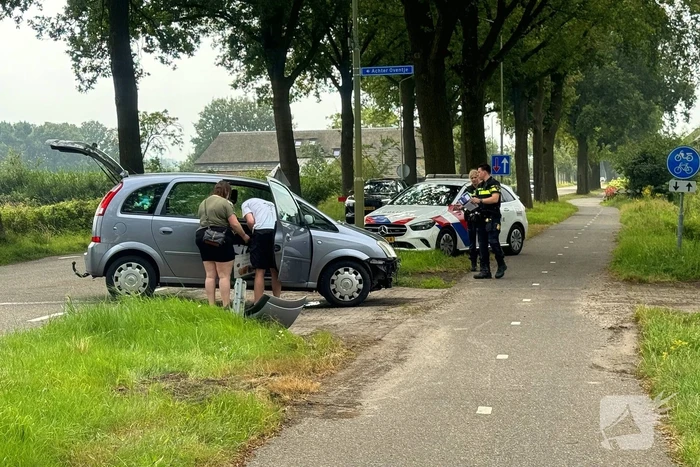 Twee voertuigen botsen op elkaar een belandt tegen boom