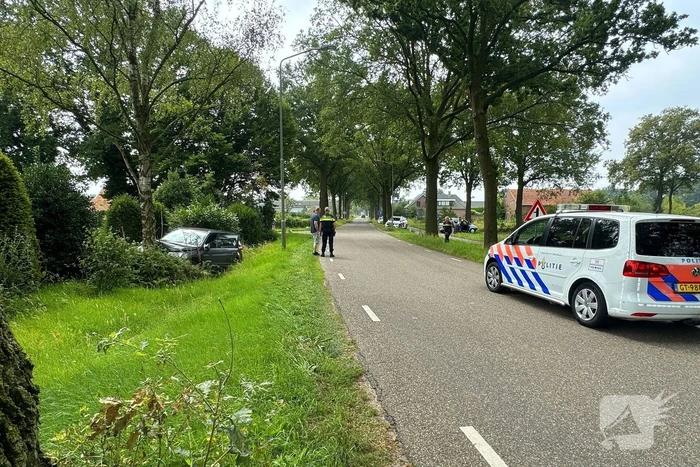Twee voertuigen botsen op elkaar een belandt tegen boom