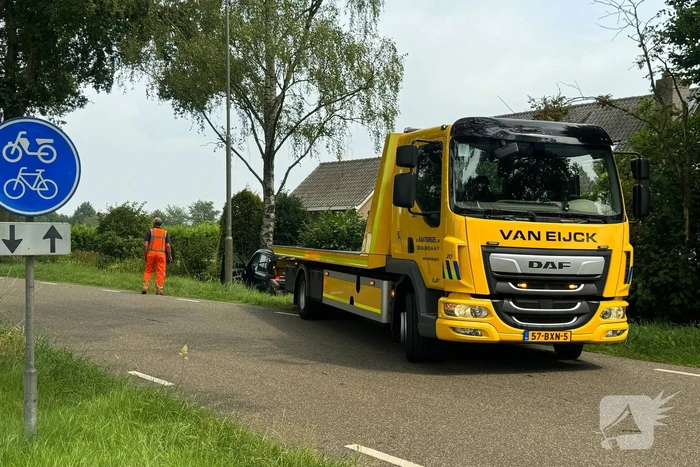 Twee voertuigen botsen op elkaar een belandt tegen boom