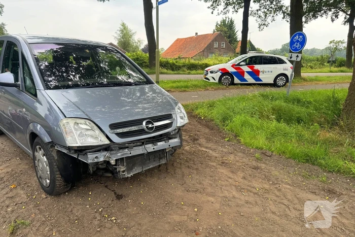 Twee voertuigen botsen op elkaar een belandt tegen boom
