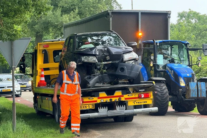 Twee voertuigen botsen op elkaar een belandt tegen boom