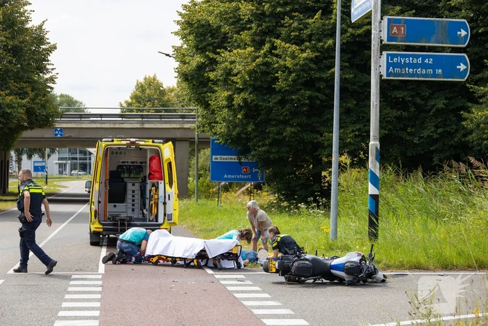 Motorrijder gewond bij aanrijding op oprit