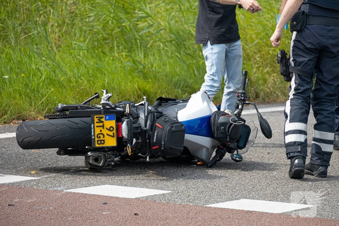 Motorrijder gewond bij aanrijding op oprit