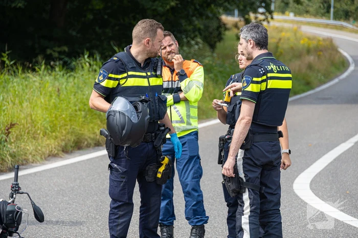 Motorrijder gewond bij aanrijding op oprit