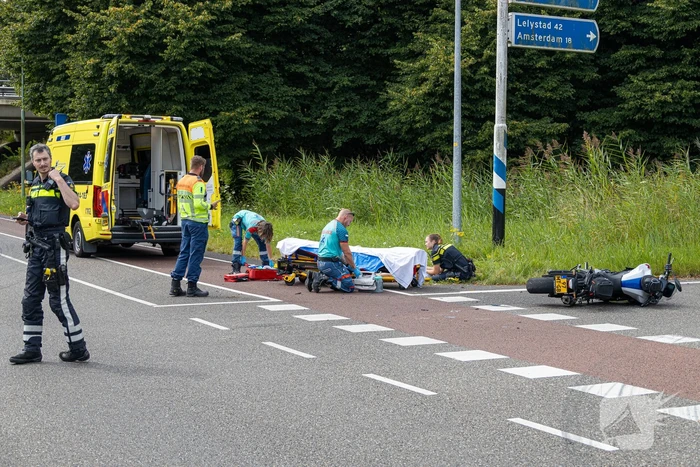 Motorrijder gewond bij aanrijding op oprit