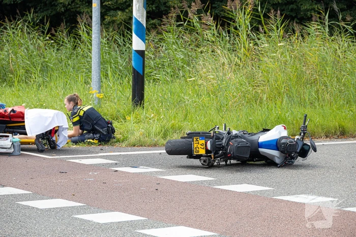 Motorrijder gewond bij aanrijding op oprit