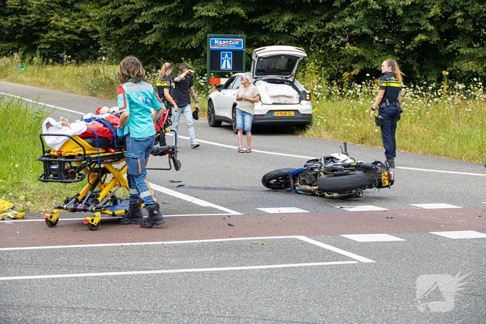 Motorrijder gewond bij aanrijding op oprit