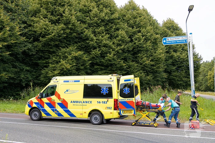 Motorrijder gewond bij aanrijding op oprit