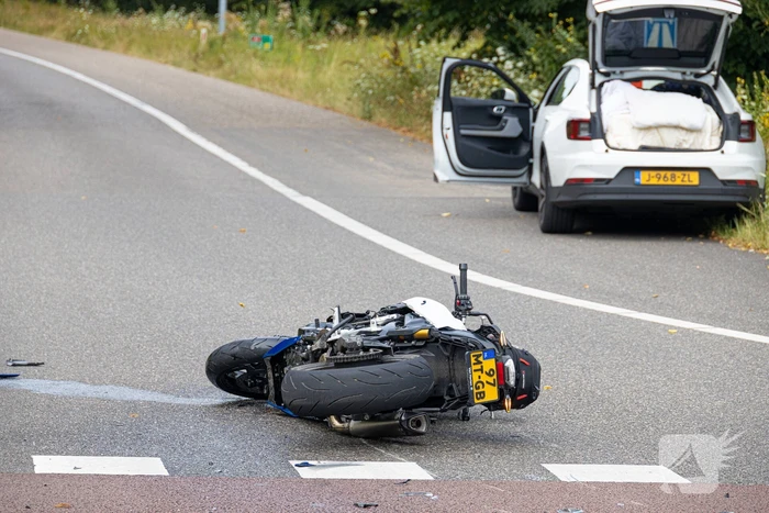 Motorrijder gewond bij aanrijding op oprit