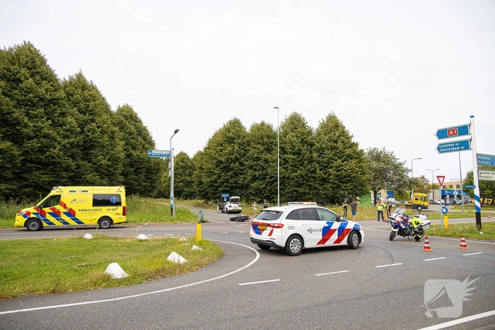Motorrijder gewond bij aanrijding op oprit