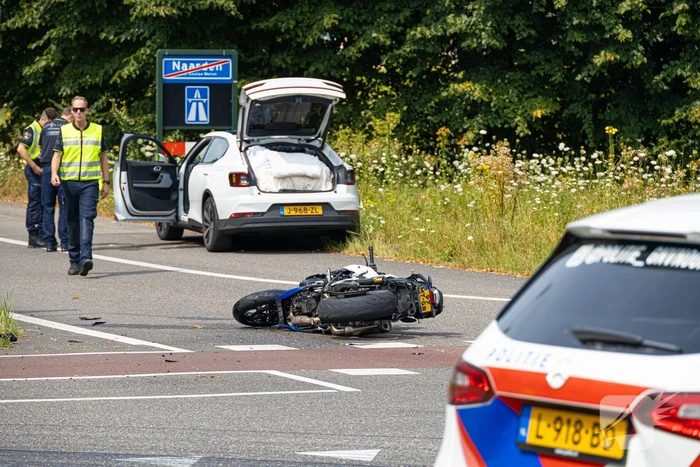 Motorrijder gewond bij aanrijding op oprit