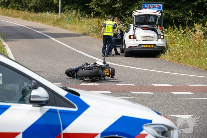 Motorrijder gewond bij aanrijding op oprit