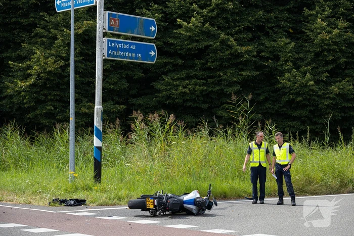 Motorrijder gewond bij aanrijding op oprit