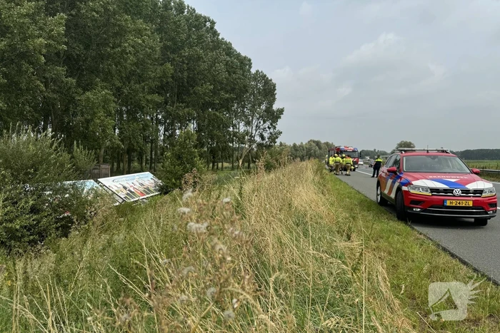 Vrachtwagen belandt in sloot naast snelweg, chauffeur ongedeerd