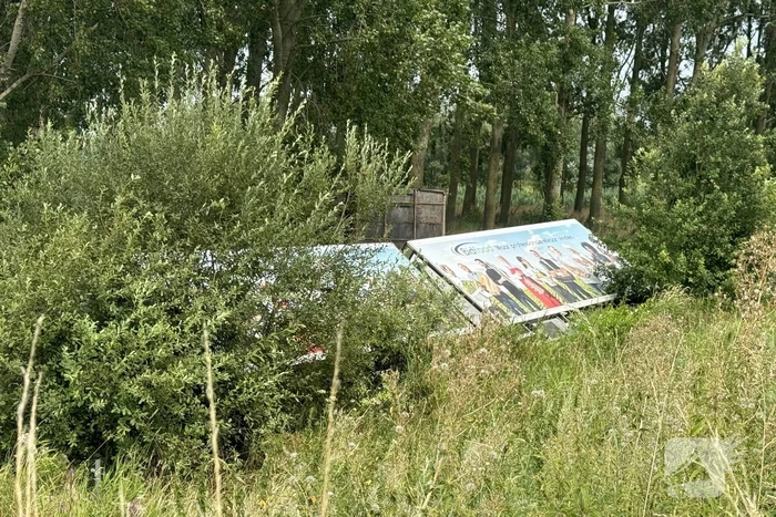 Vrachtwagen belandt in sloot naast snelweg, chauffeur ongedeerd