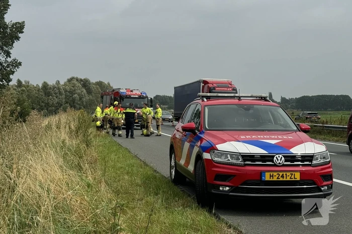 Vrachtwagen belandt in sloot naast snelweg, chauffeur ongedeerd