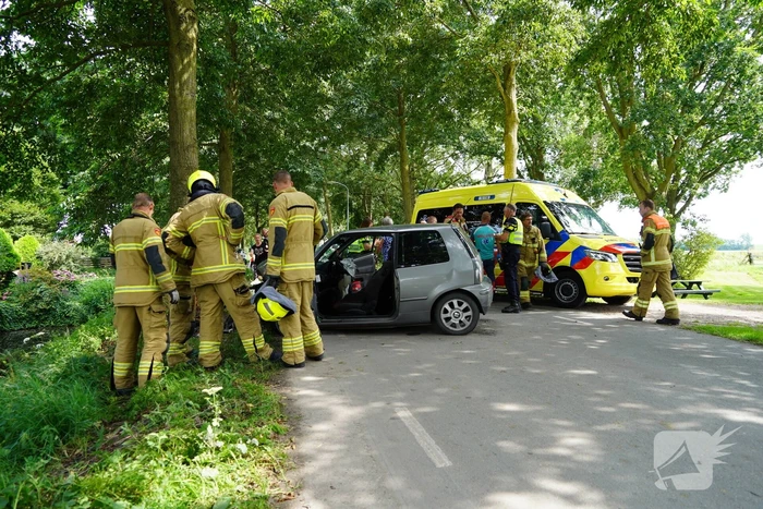 Inzittenden gewond bij botsing tegen boom