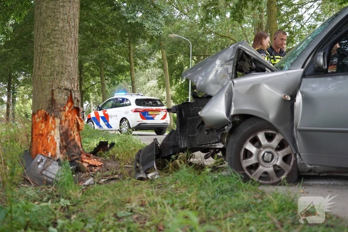 Inzittenden gewond bij botsing tegen boom