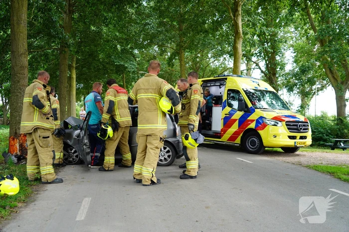 Inzittenden gewond bij botsing tegen boom