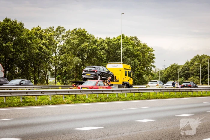 Rijbaan snelweg afgesloten door verkeersongeval