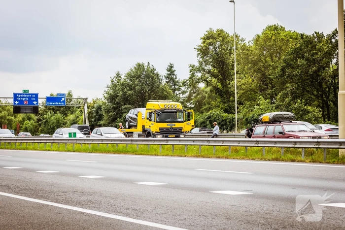 Rijbaan snelweg afgesloten door verkeersongeval