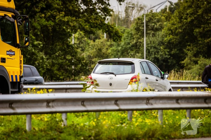 Rijbaan snelweg afgesloten door verkeersongeval