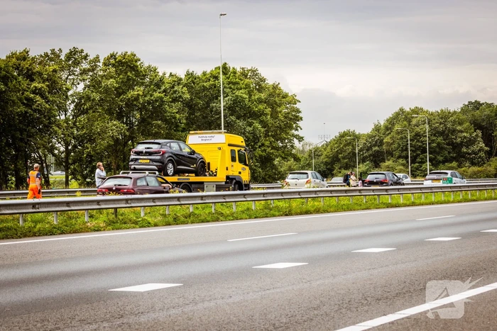 Rijbaan snelweg afgesloten door verkeersongeval
