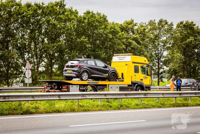 Rijbaan snelweg afgesloten door verkeersongeval