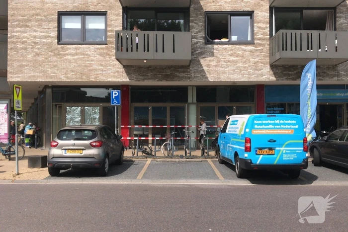 Gevel van winkelpand beschadigd door explosie