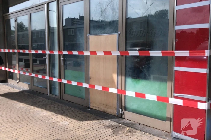 Gevel van winkelpand beschadigd door explosie