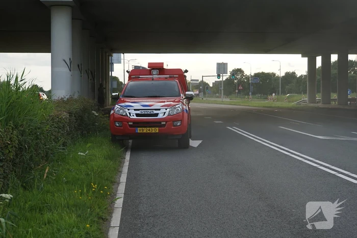 Brandweer blust brand onder motorkap