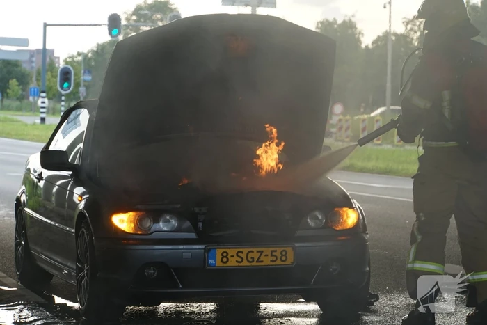 Brandweer blust brand onder motorkap