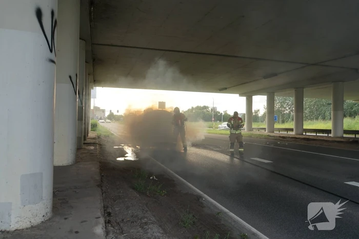 Brandweer blust brand onder motorkap