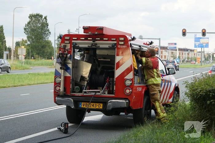 Brandweer blust brand onder motorkap