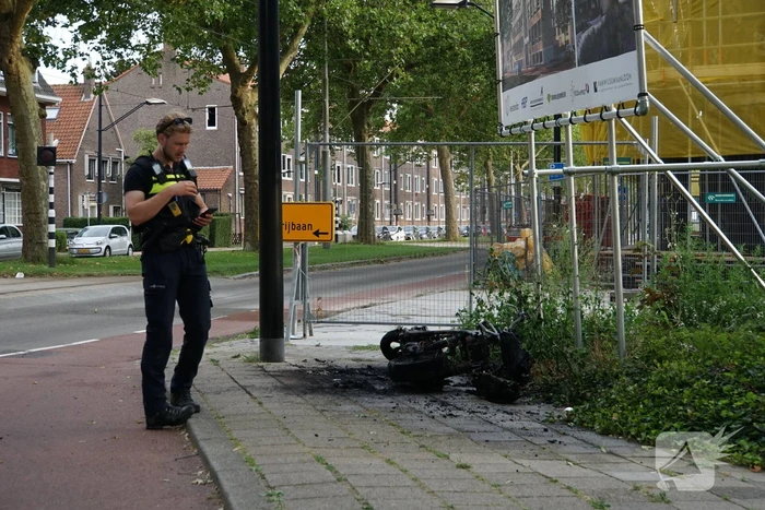Elektrische deelscooter in brand gestoken