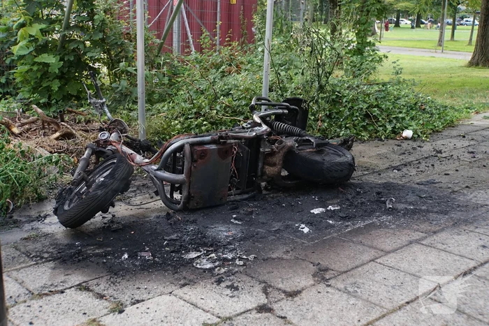 Elektrische deelscooter in brand gestoken