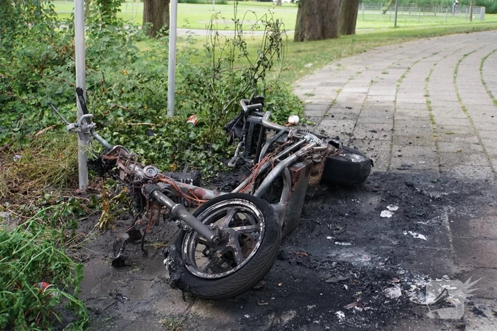 Elektrische deelscooter in brand gestoken