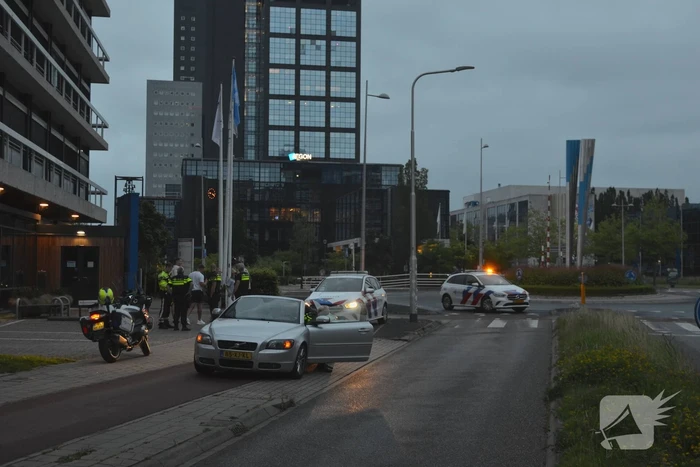 Vermoedelijk beschonken bestuurder met lekke band strand
