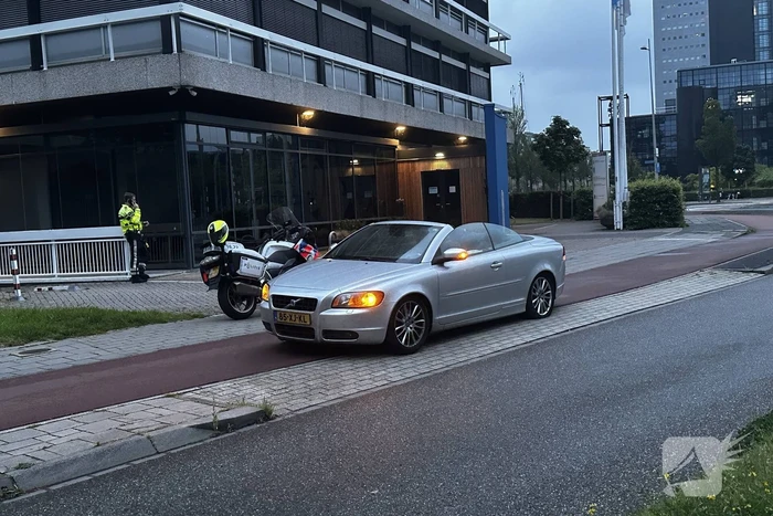 Vermoedelijk beschonken bestuurder met lekke band strand