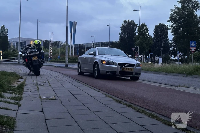 Vermoedelijk beschonken bestuurder met lekke band strand