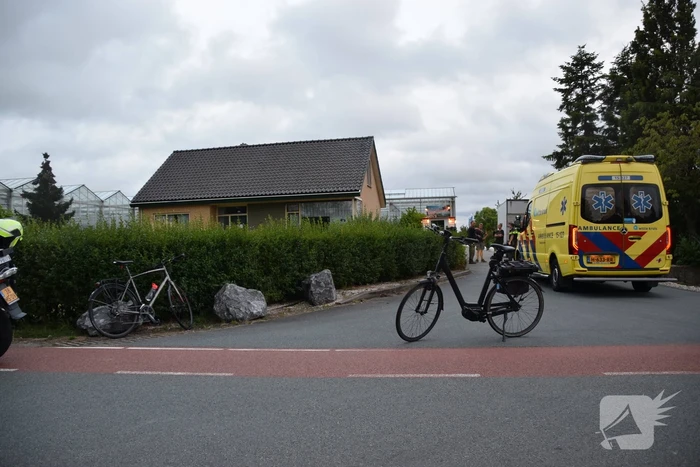 Twee fietsers komen met elkaar in botsing