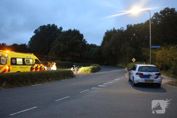 Brommerrijder vliegt uit de bocht