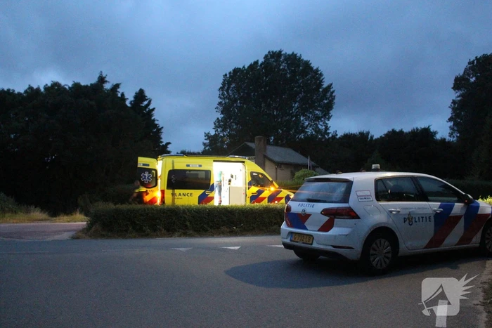Brommerrijder vliegt uit de bocht