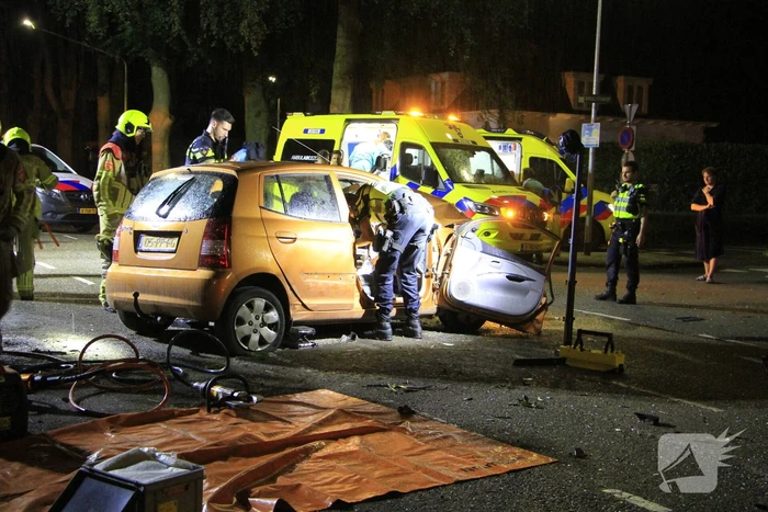 Gewonde bevrijdt na botsing tegen boom