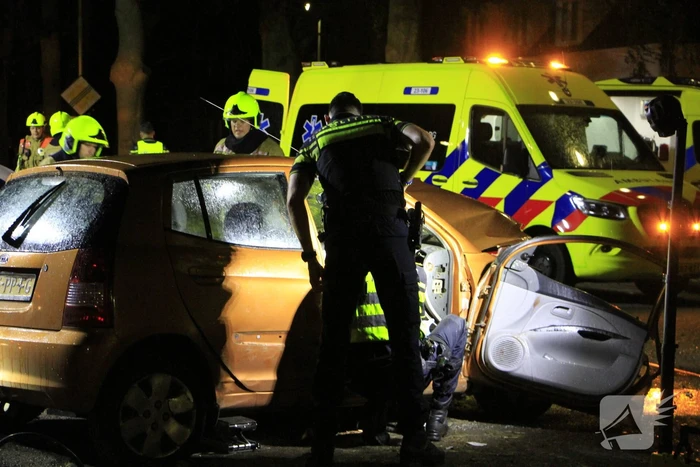 Gewonde bevrijdt na botsing tegen boom