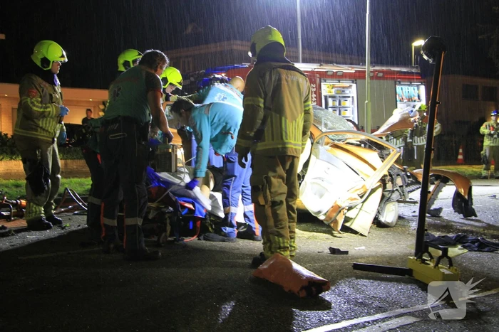 Gewonde bevrijdt na botsing tegen boom