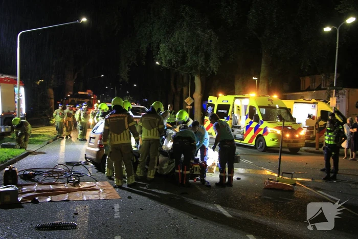Gewonde bevrijdt na botsing tegen boom